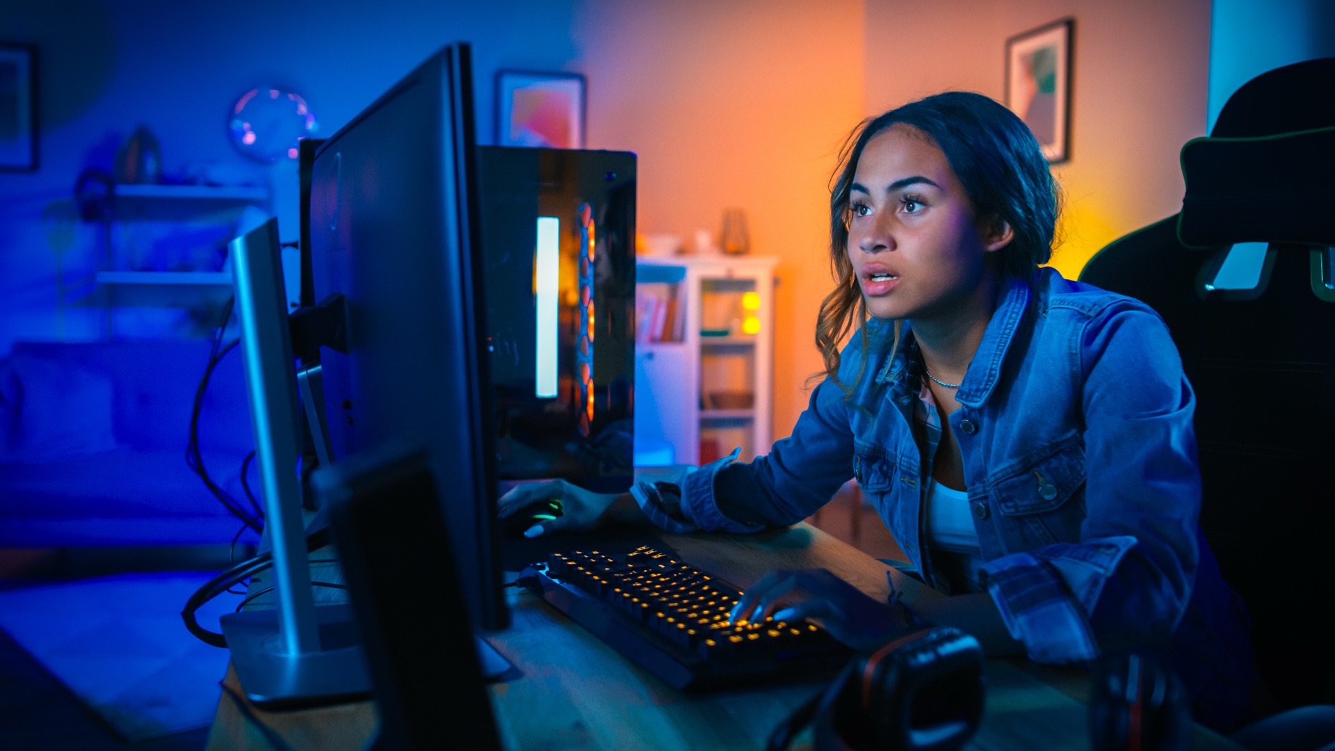 IT-professional werkt geconcentreerd aan een technische omgeving