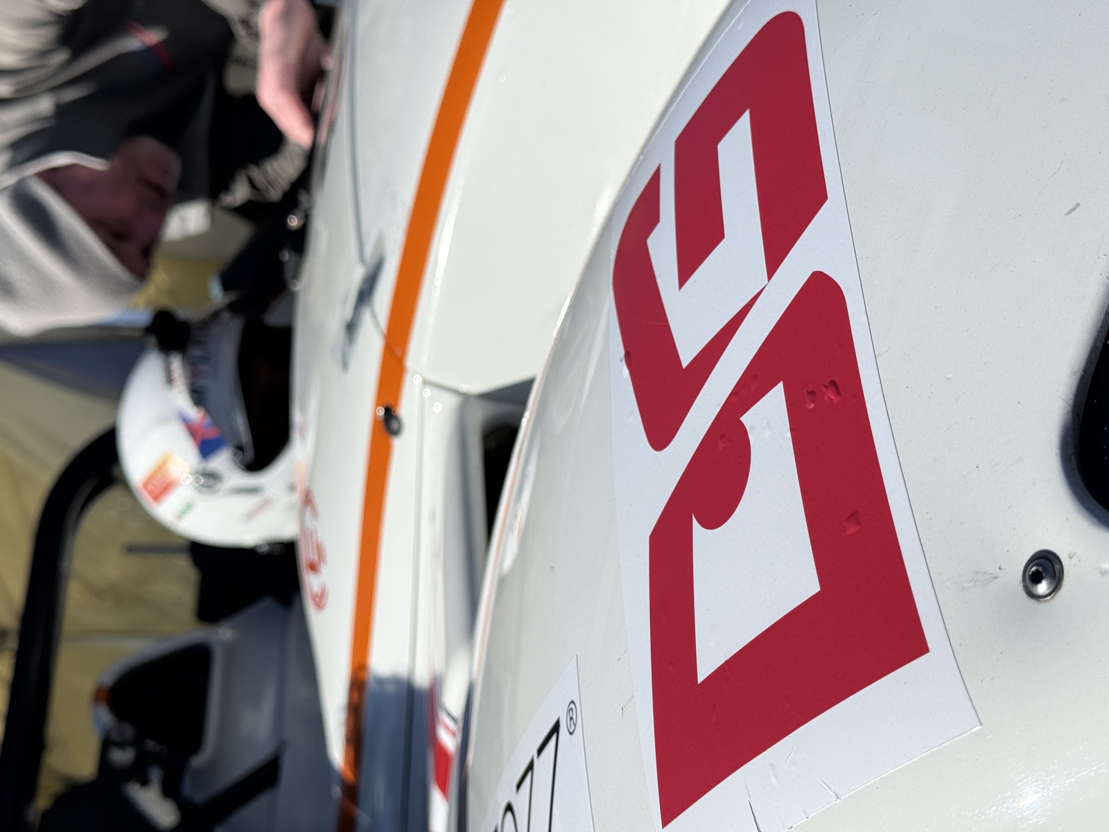 EdgeConnect-logo op de Radical-raceauto