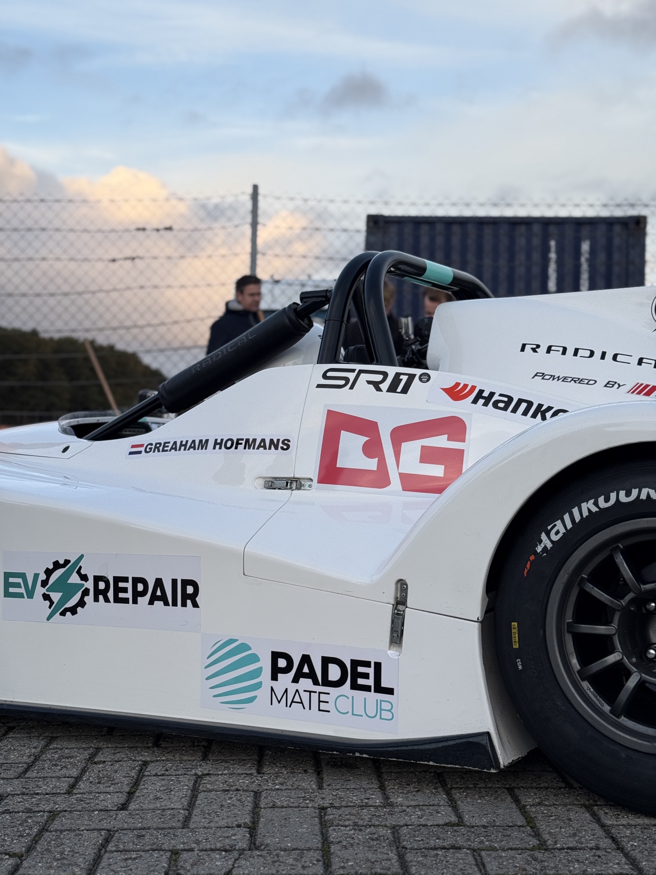 Greaham Racing Radical met het EdgeConnect-logo