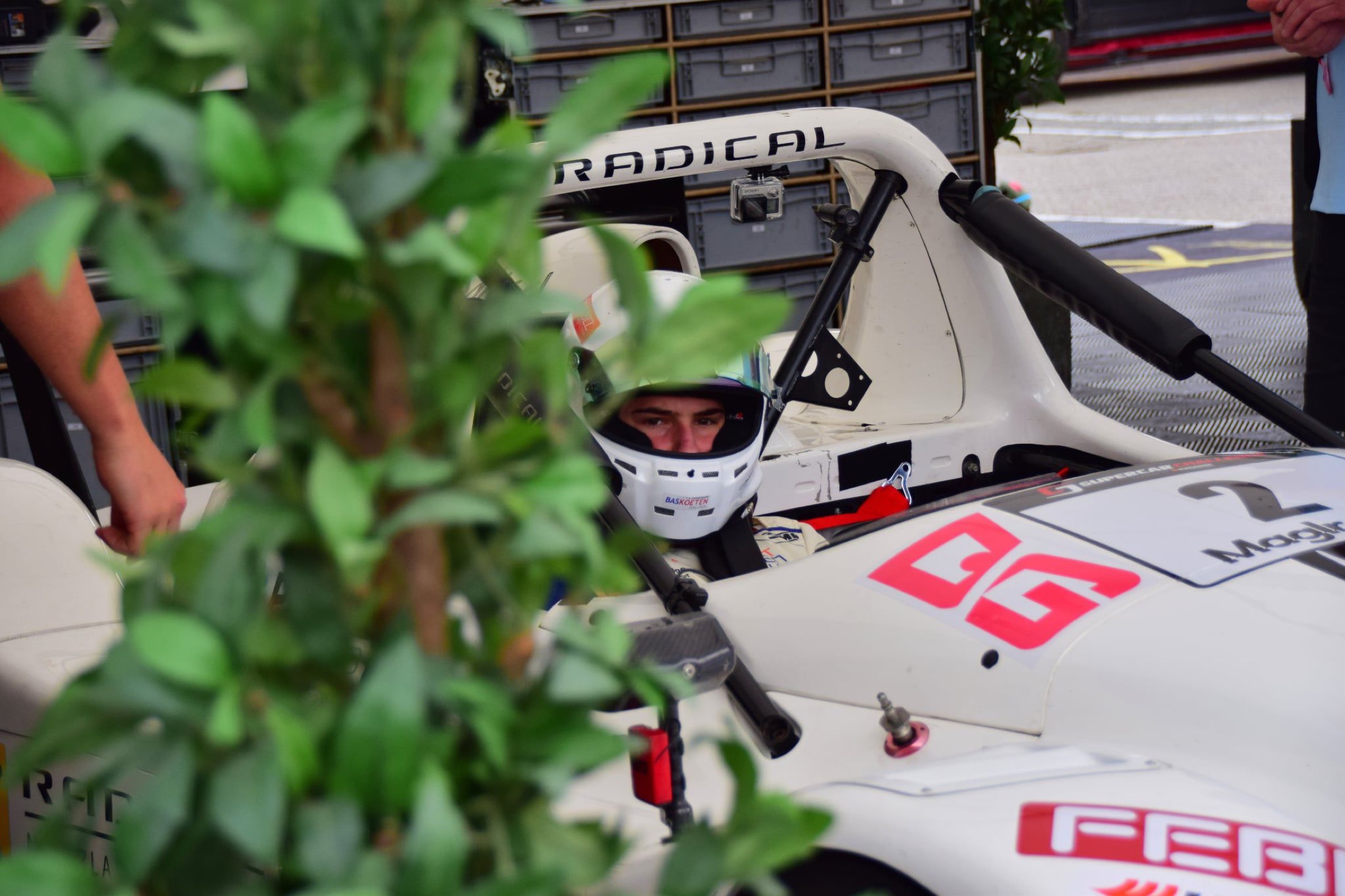 Greaham Hofmans geconcentreerd in de Radical-raceauto