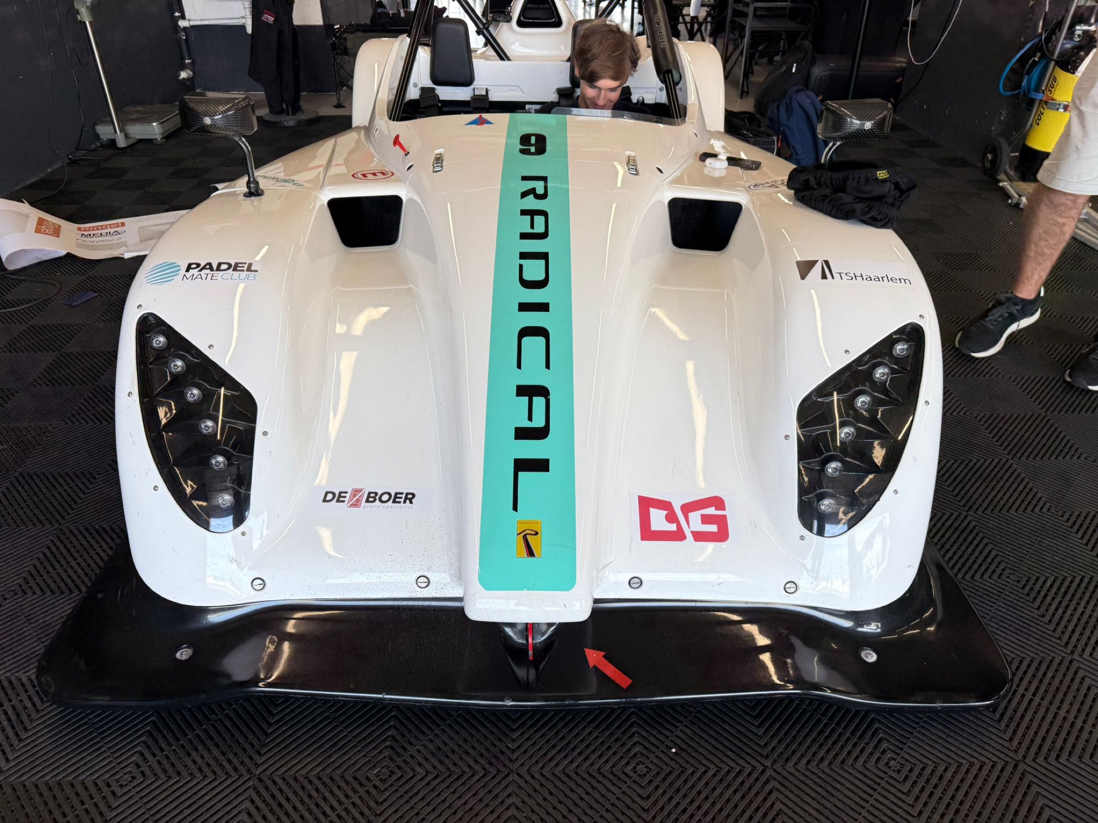Vooraanzicht van de Radical-raceauto met EdgeConnect-logo