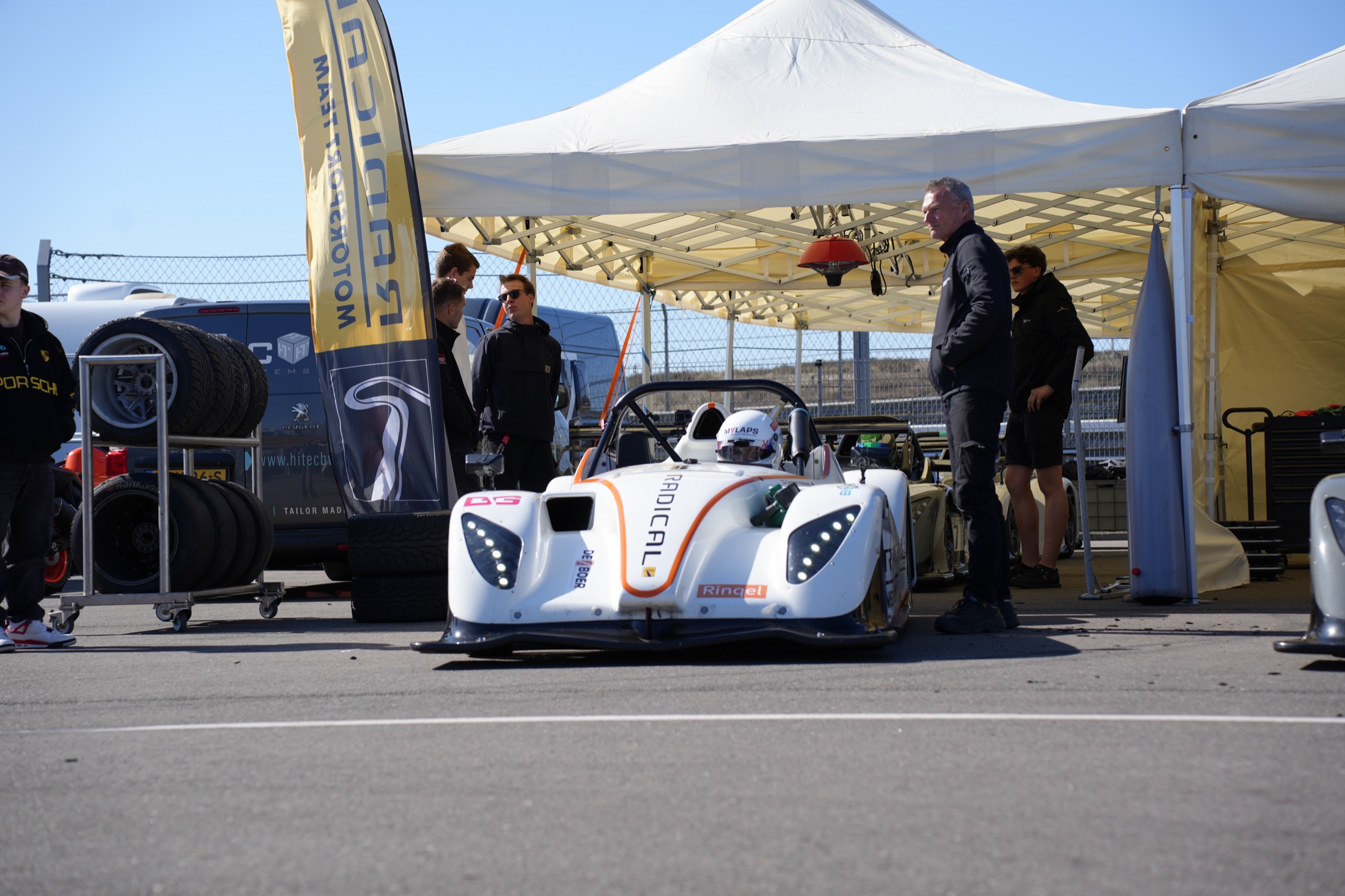 Greaham Hofmans rijdt met de Radical-raceauto de pitbox uit
