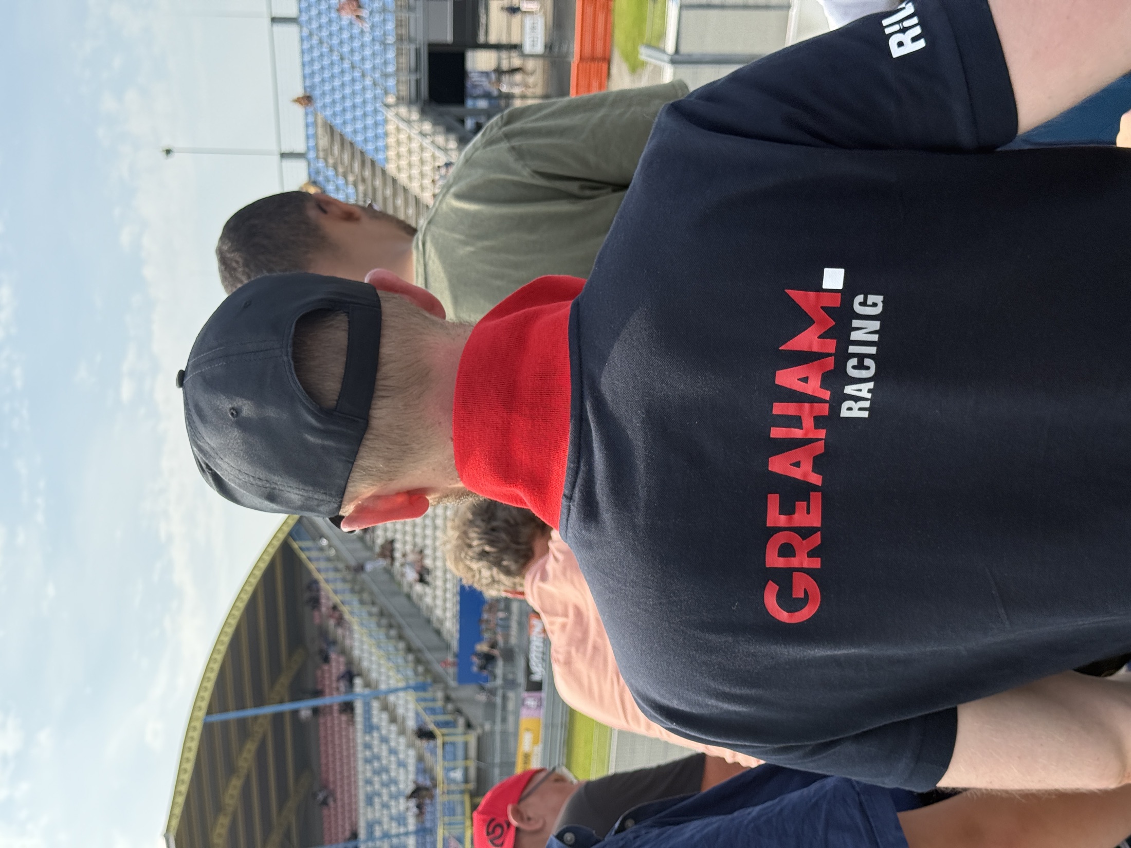 Greaham Racing-teamlid langs het circuit