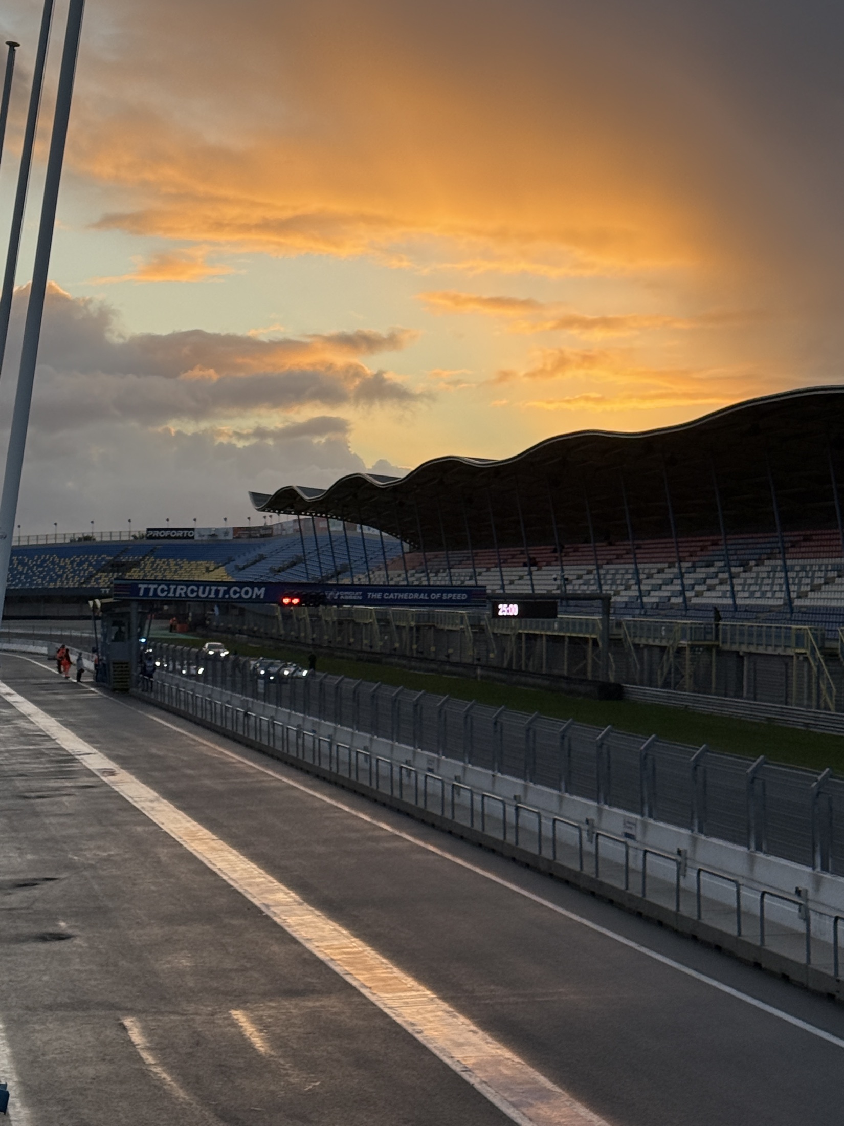 Avondlicht boven het TT Circuit Assen