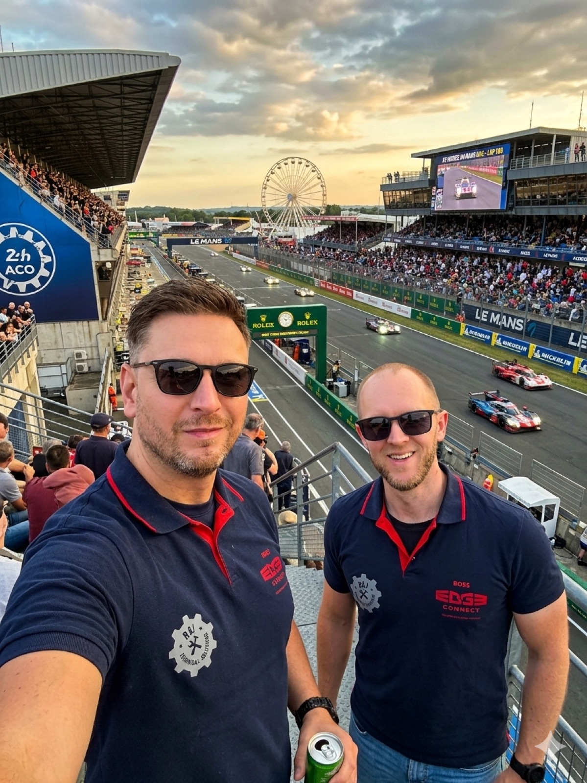 Joep en Ramon in EdgeConnect-bedrijfskleding bij Le Mans